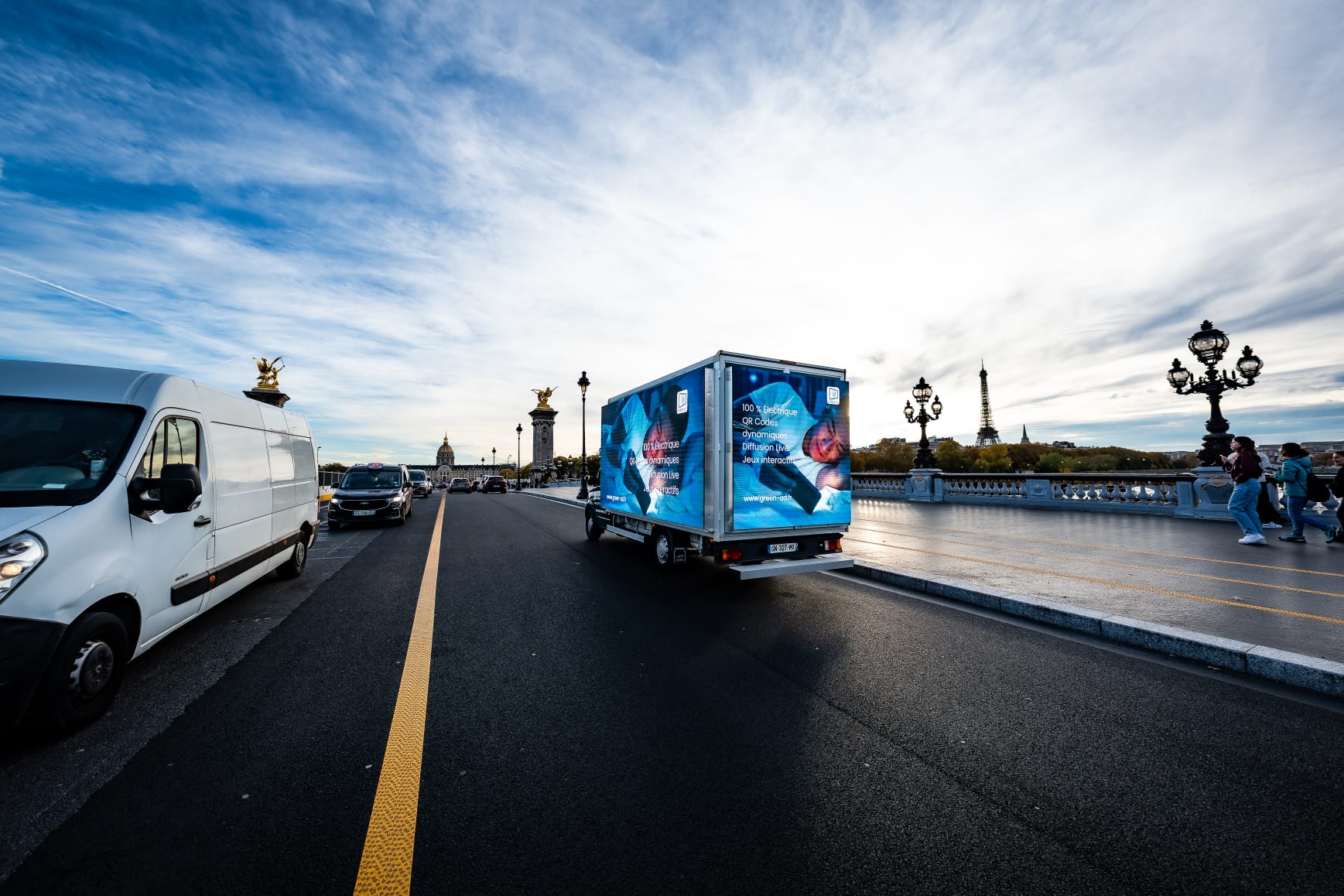 Campion publicitaire GreenAD en circulation sur le Pont Alexandre III à Paris